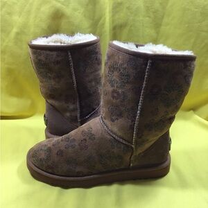 UGG Classic Short Kimono Boots SZ 8 NWT 
Limited Edition